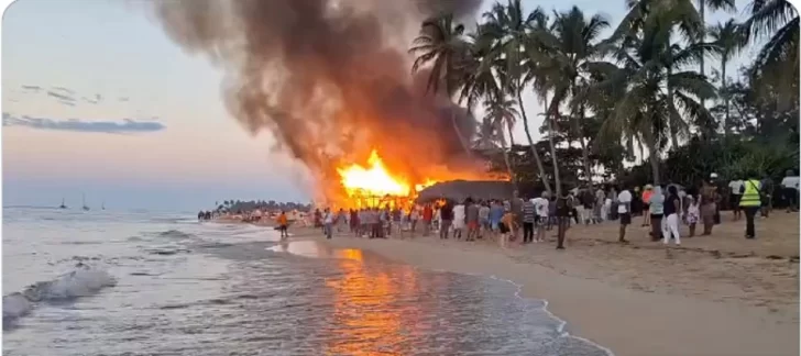 Incendio destruye los negocios de la Playa de Los Pescadores de Las Terrenas