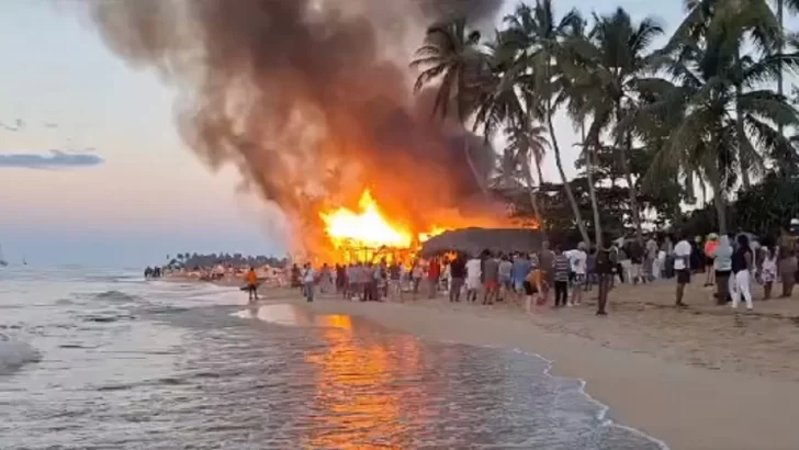 Incendio destruye los negocios de la Playa de Los Pescadores de Las Terrenas