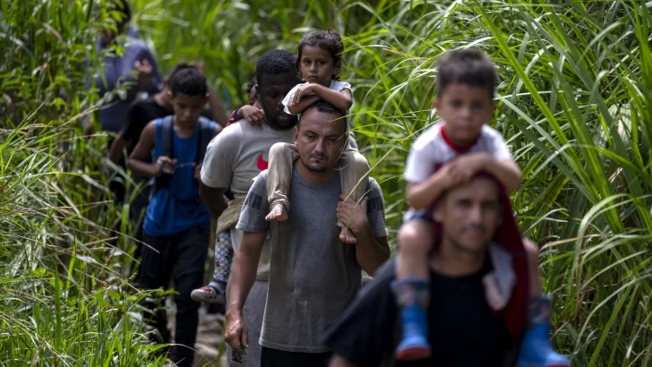 Unos 120.000 menores entre récord de migrantes que cruzaron selva panameña en 2023
