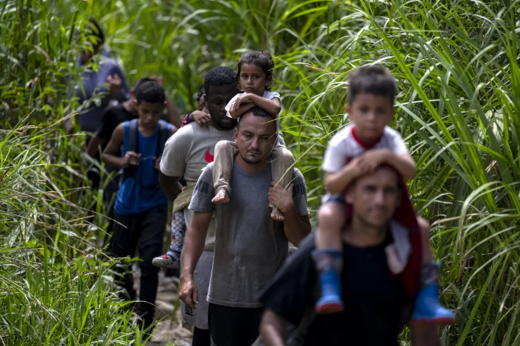 Unos 120.000 menores entre récord de migrantes que cruzaron selva panameña en 2023