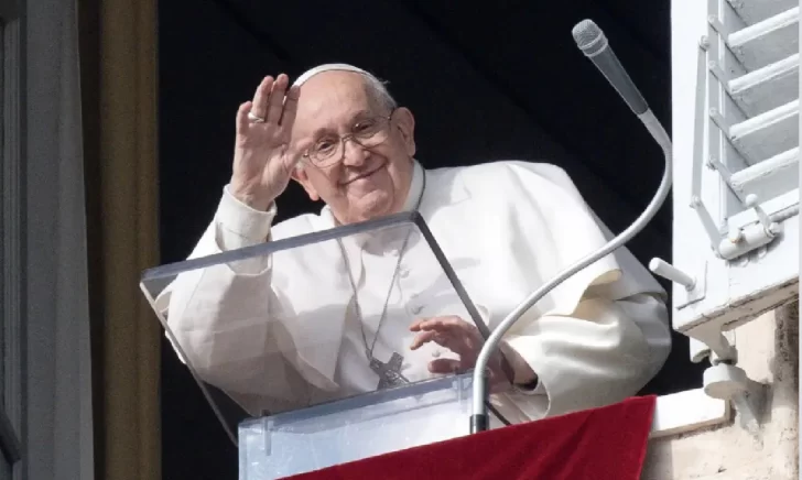 El papa sigue estable y continúa mejorando, pero necesitará seguir en el hospital