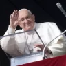 El papa sigue estable y continúa mejorando, pero necesitará seguir en el hospital