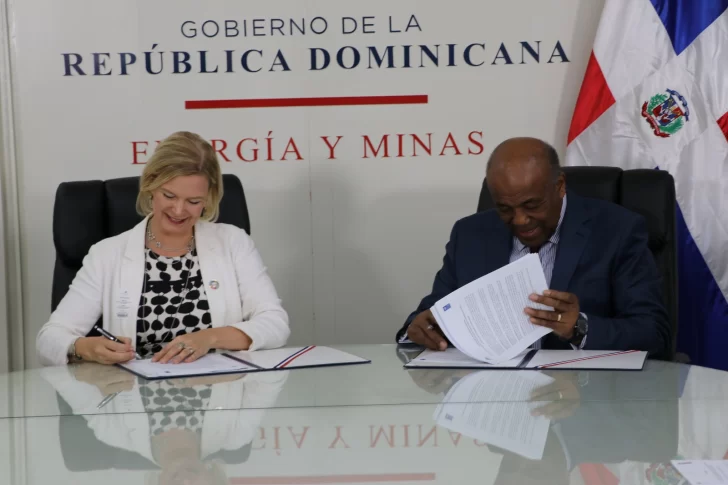 Ministerio de Energía y Minas y el PNUD firman acuerdo para electrificar viviendas rurales en RD