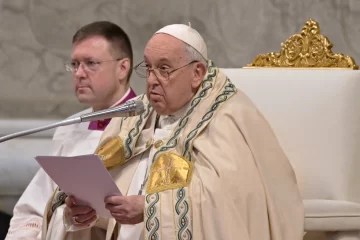 Dos empleados vaticanos amenazados con el despido por casarse piden ayuda al papa