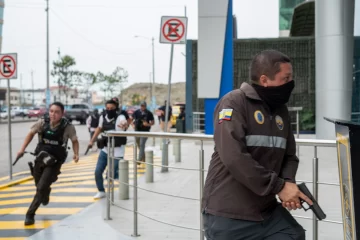 Al menos 10 personas muertas en la ola de violencia en Ecuador