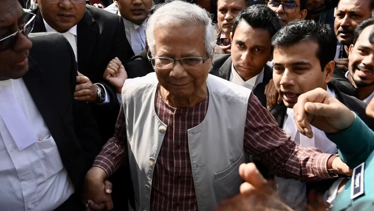 Premio Nobel de la Paz Muhammad Yunus, condenado a la cárcel en Bangladés