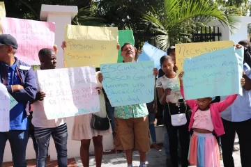'El mal comido no piensa, ni aprende tampoco': padres y niños protestan por condiciones en escuela local