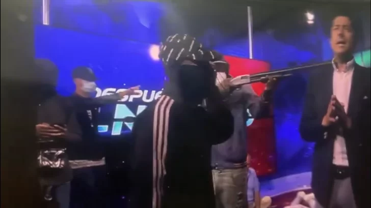 Encapuchados armados se toman un canal de televisión en Ecuador en una transmisión en vivo