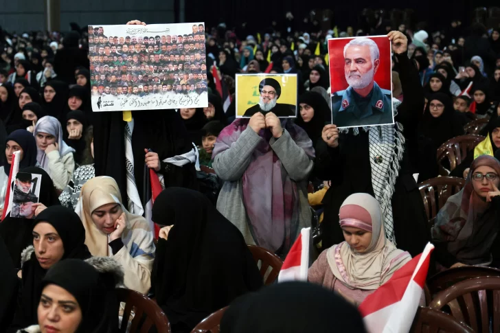 Sus-partidarios-sostienen-retratos-del-jefe-de-Hezbola-del-Libano-Hasan-Nasrallah.AFP_-728x485