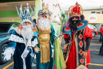 Bomberos y Alcaldía del DN en tradicional desfile de Reyes para los pequeños