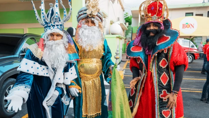 Bomberos y Alcaldía del DN en tradicional desfile de Reyes para los pequeños