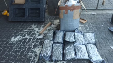 Hallan 30 paquetes de marihuana escondidos en caja y tanque de comida