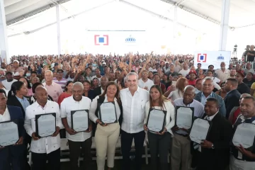 Abinader entrega 3,100 títulos de propiedad