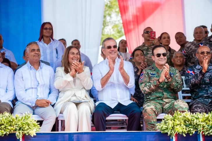 Abinader encabeza desfile cívico, militar y policial por natalicio de Duarte