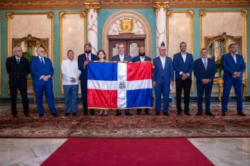 Abinader entrega bandera dominicana para la Serie del Caribe 2024 a los Tigres del Licey