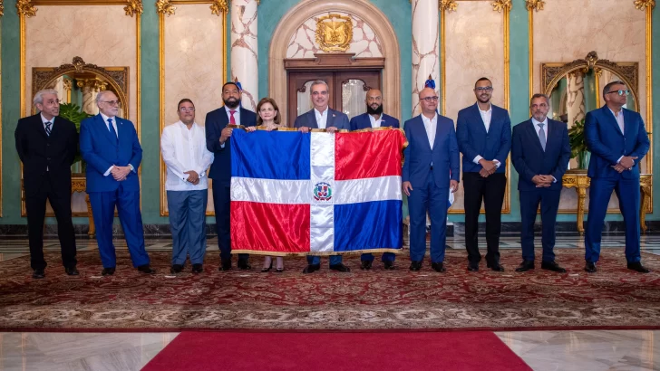 Abinader entrega bandera dominicana para la Serie del Caribe 2024 a los Tigres del Licey