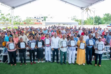 Gobierno entrega títulos definitivos a 275 beneficiarios en Hato Mayor