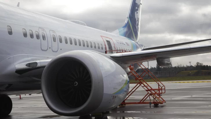 Un Boeing 737 pierde la cubierta del motor minutos después de despegar en Denver