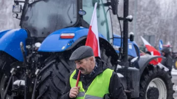 Los agricultores polacos bloquean un importante paso fronterizo con Alemania