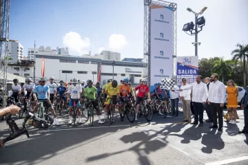 Samuel Pereyra da el banderazo de salida de la Vuelta Ciclística Independencia