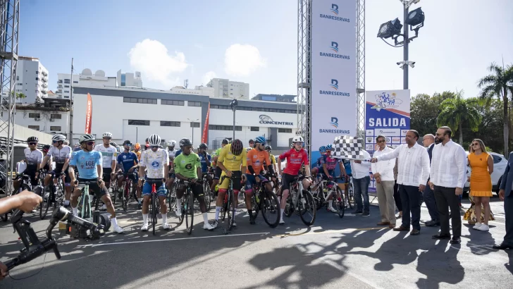 Samuel Pereyra da el banderazo de salida de la Vuelta Ciclística Independencia