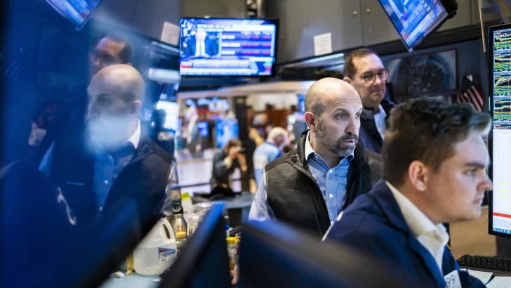 Wall Street cierra mixto, pero el Dow Jones sube y logra un récord