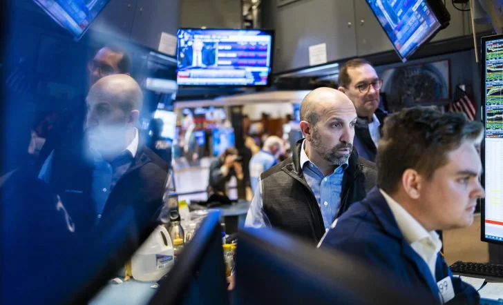 Wall Street cierra mixto, pero el Dow Jones sube y logra un récord