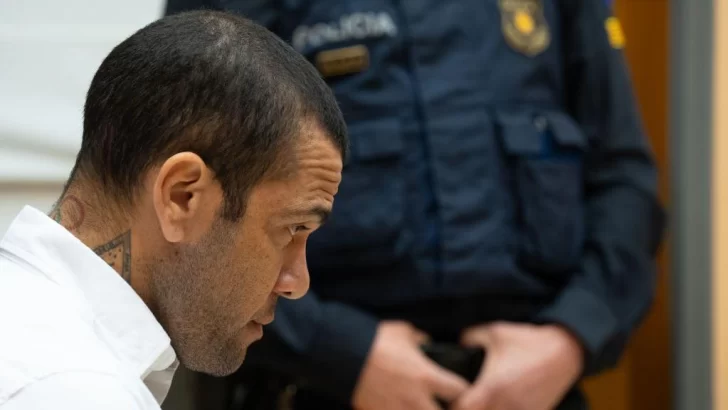 El futbolista brasileño Dani Alves es condenado a 4 años y medio de cárcel en España por una violación