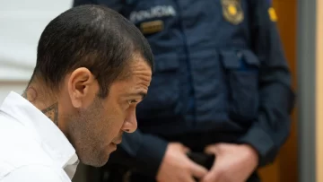 El exfutbolista brasileño del Barcelona Dani Alves es condenado a 4 años y medio de cárcel en España por una violación