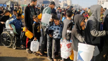 Cientos de personas huyen del hambre en el norte de Gaza