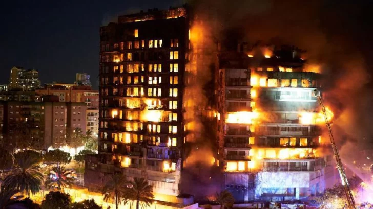 Las imágenes del enorme incendio en un edificio de viviendas que causó al menos 4 muertos y varios desaparecidos en la ciudad española de Valencia