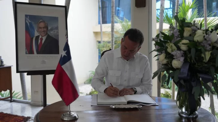 Ito Bisonó firma libro de condolencias por fallecimiento del expresidente chileno Sebastián Piñera
