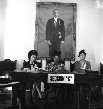 3.-Seccion-C-del-Primer-Congreso-Femenino-Dominicano-presidida-por-la-senadora-de-Montecristi-Isabel-Mayer.-9-de-enero-de-1943.-Ateneo-Dominicano.-692x728