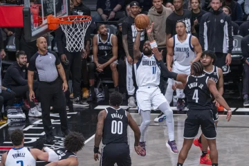 Los Suns aprovechan ausencias de los Bucks y Kyrie Irving sacude Brooklyn