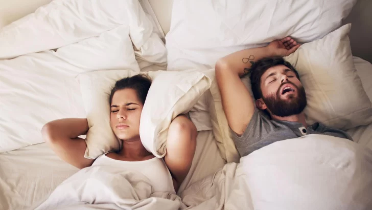 Qué es el “sleep divorce” (o el “divorcio del sueño”), el creciente número de parejas que duermen en piezas separadas