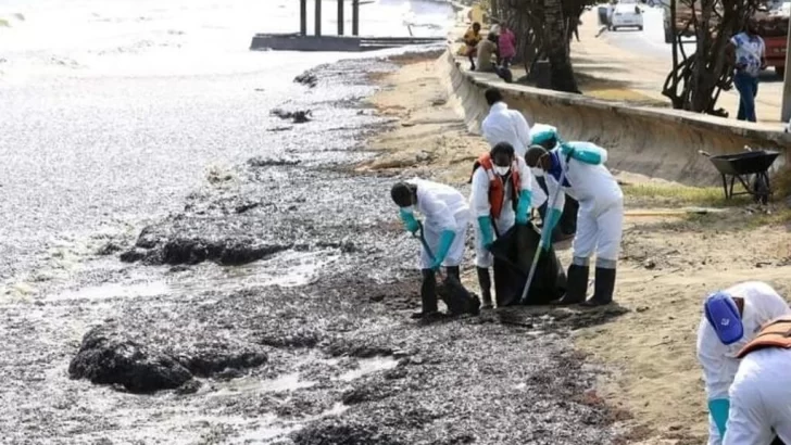 Misterioso barco derrama petróleo en costas de Trinidad y Tobago