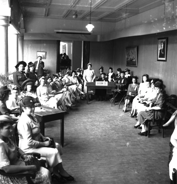 5.-Participantes-de-la-Seccion-D-del-Primer-Congreso-Femenino-Dominicano.-9-de-enero-de-1943.-Ateneo-Dominicano.-701x728