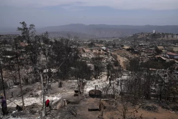 Bombero detenido por megaincendio que dejó 137 muertos y miles de casas quemadas