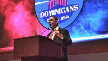 Adriano Espaillat afirma que 'está cerca' la firma de acuerdo de cielos abiertos