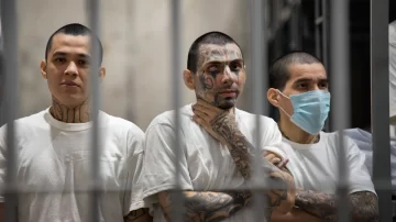 'No mire a los presos a los ojos': cómo fue mi visita a la megaprisión de Bukele, símbolo de su controversial 'guerra contra las pandillas'