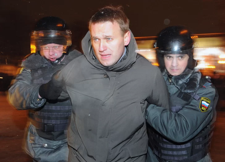 AFP.-Agentes-de-policia-detienen-a-uno-de-los-lideres-del-movimiento-de-protesta-Alexei-Navalny-en-la-plaza-Pushkinskaya-de-Moscu-el-5-de-marzo-de-2012-728x524