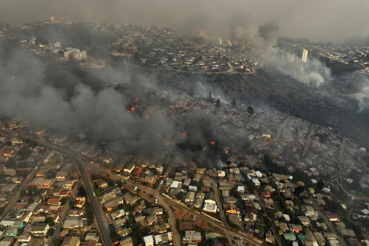 Boric confirma 46 muertos en incendios y teme que cifra aumente
