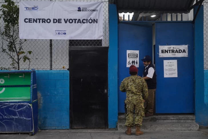 Salvadoreños votan colmados con popularidad de Bukele