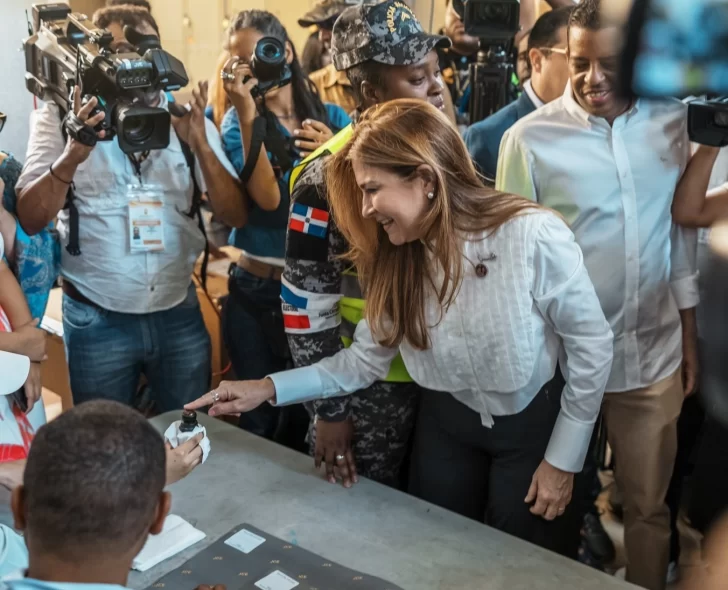Carolina Mejía vota y asegura elecciones fortalecen la democracia dominicana
