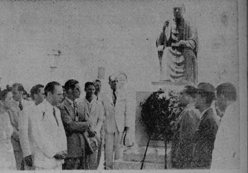 Delegacion-peruana-al-III-congreso-de-la-juventud-trujillista-en-1945-rinde-homenaje-ante-la-estatua-del-P.-Gaspar-Hernandez-728x508