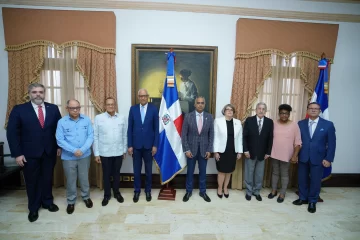 El-ministro-de-la-Presidencia-Joel-Santos-Echavarria-acompanado-del-viceministro-de-Monitoreo-y-Coordinacion-Gubernamental-Jose-Ramon-Holguin-y-demas-integrantes-de-la-Comision-Ejecutiva-del-CES.-728x486