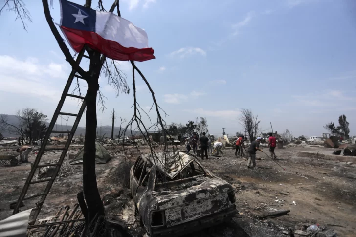 Autoridades dan por controlados los mortales incendios que devastaron región de Valparaíso