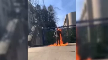 Aviador estadounidense se prende fuego frente a la embajada israelí en Washington, en protesta contra la masacre en Gaza