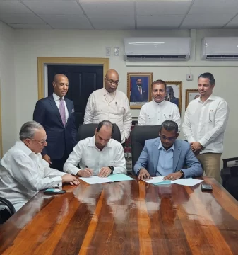 Grupo Puntacana y Guyana firman acuerdo para el desarrollo de nueva terminal aeroportuaria