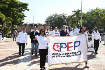 Foto-1-Colaboradores-de-Efemerides-Patrias-mientras-caminan-hacia-el-Altar-de-la-Patria.-728x485